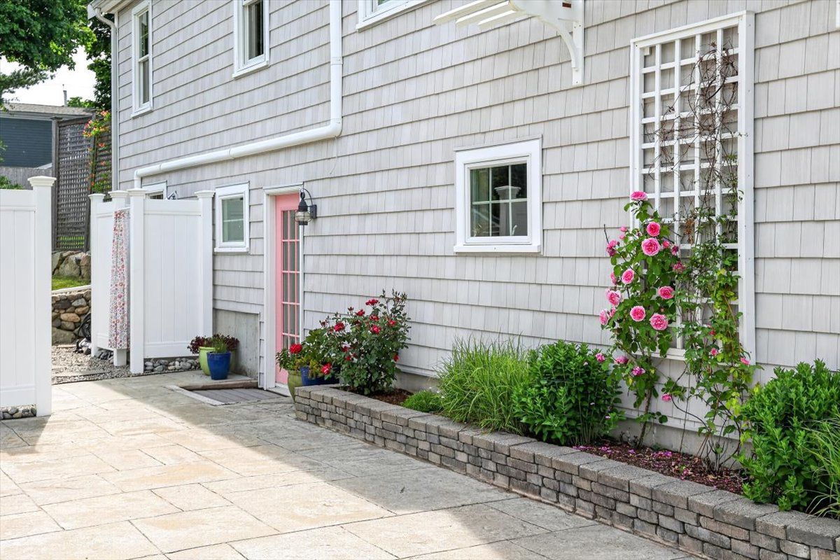 Side Entrance / Outdoor Shower